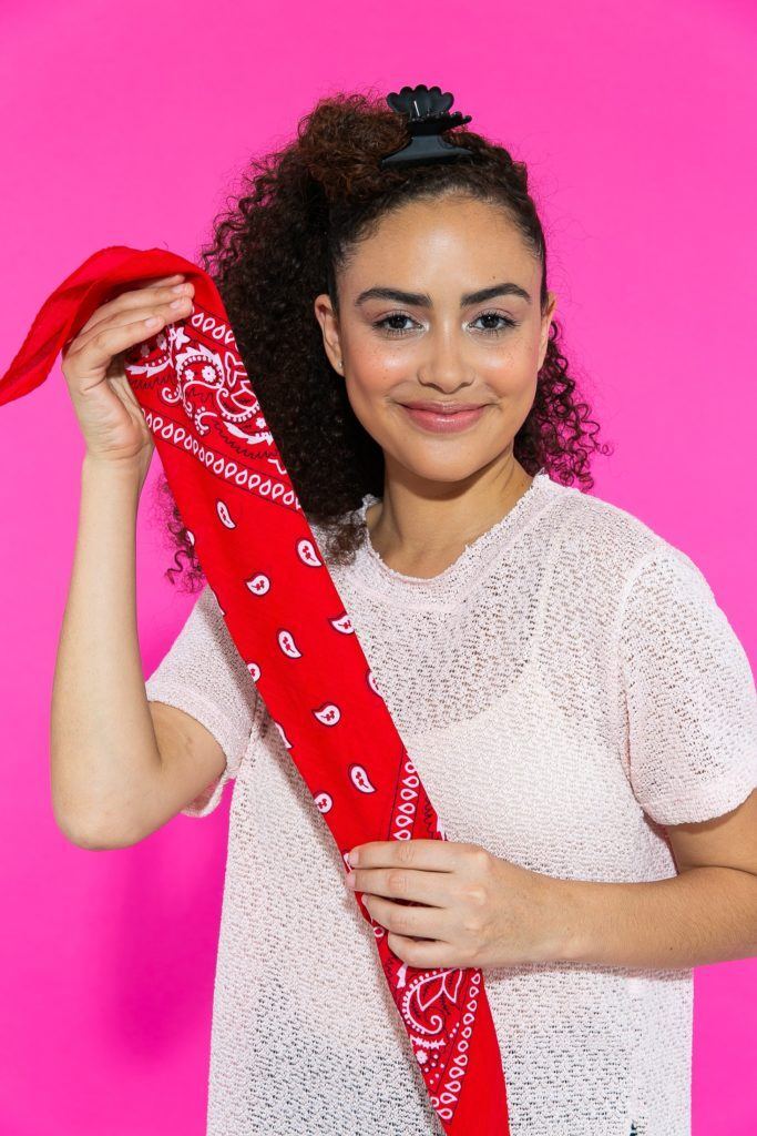 Cabelo caheado com topo preso para prepração de penteado com lenço