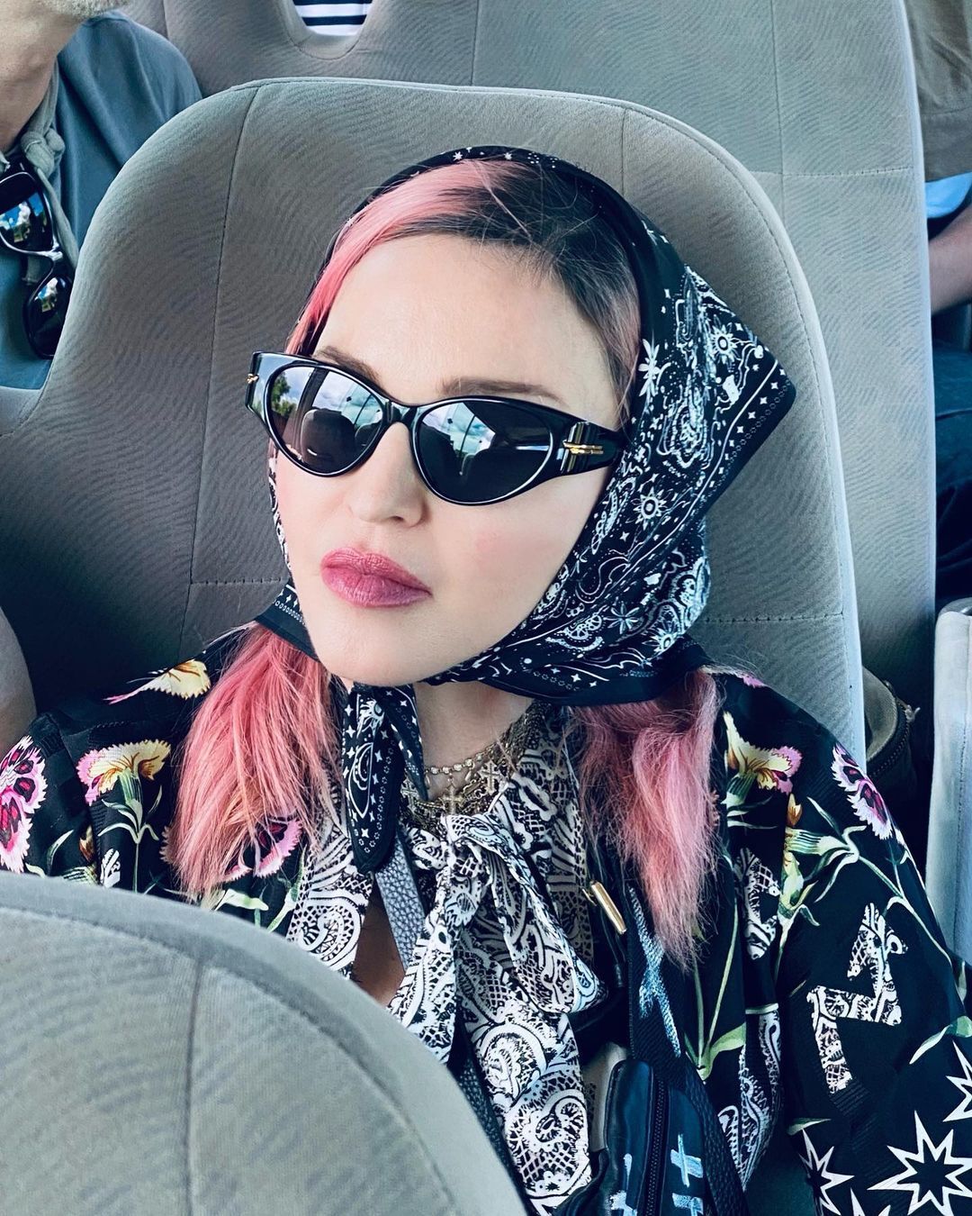 Madonna com cabelo colorido pastel no tom rosa