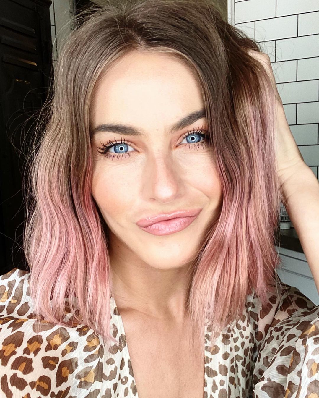 Julianne Hough com cabelos em tom pastel rosa