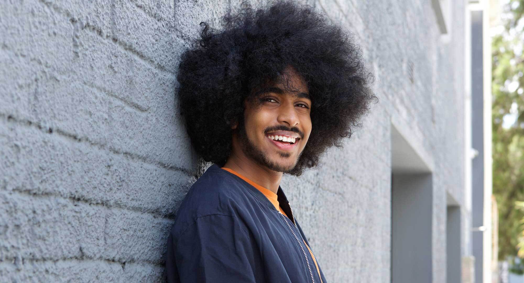 modelo com cabelo crepso estilo black power: cabelo crespo masculino: como cuidar