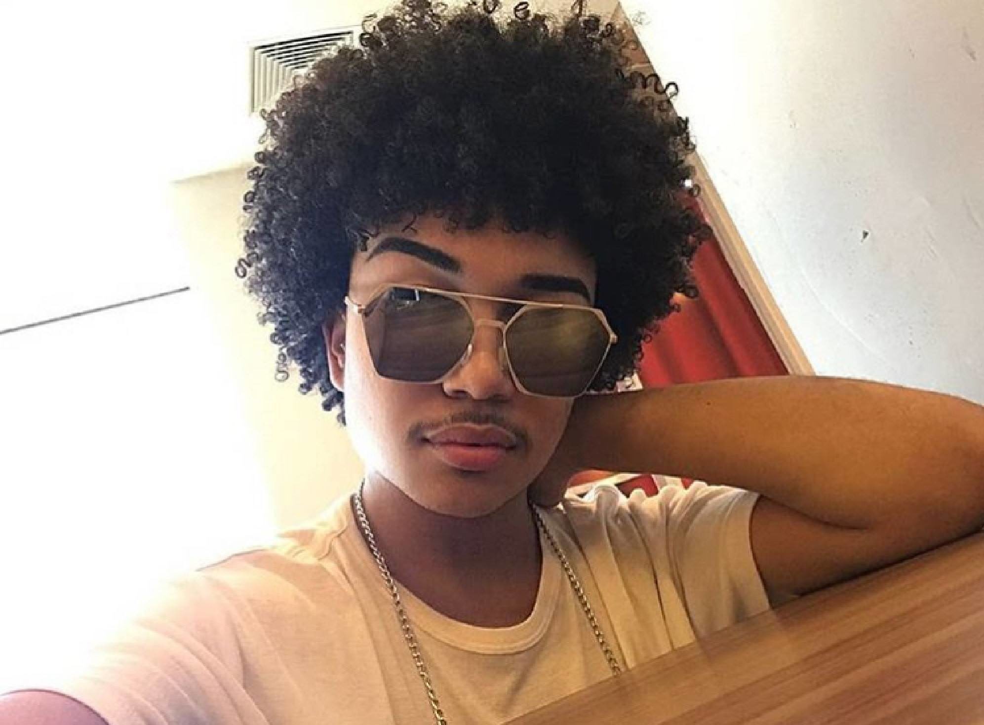 Cabelo crespo masculino definido