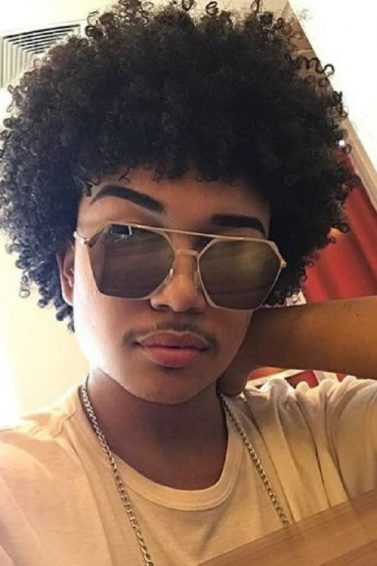 Cabelo crespo masculino definido
