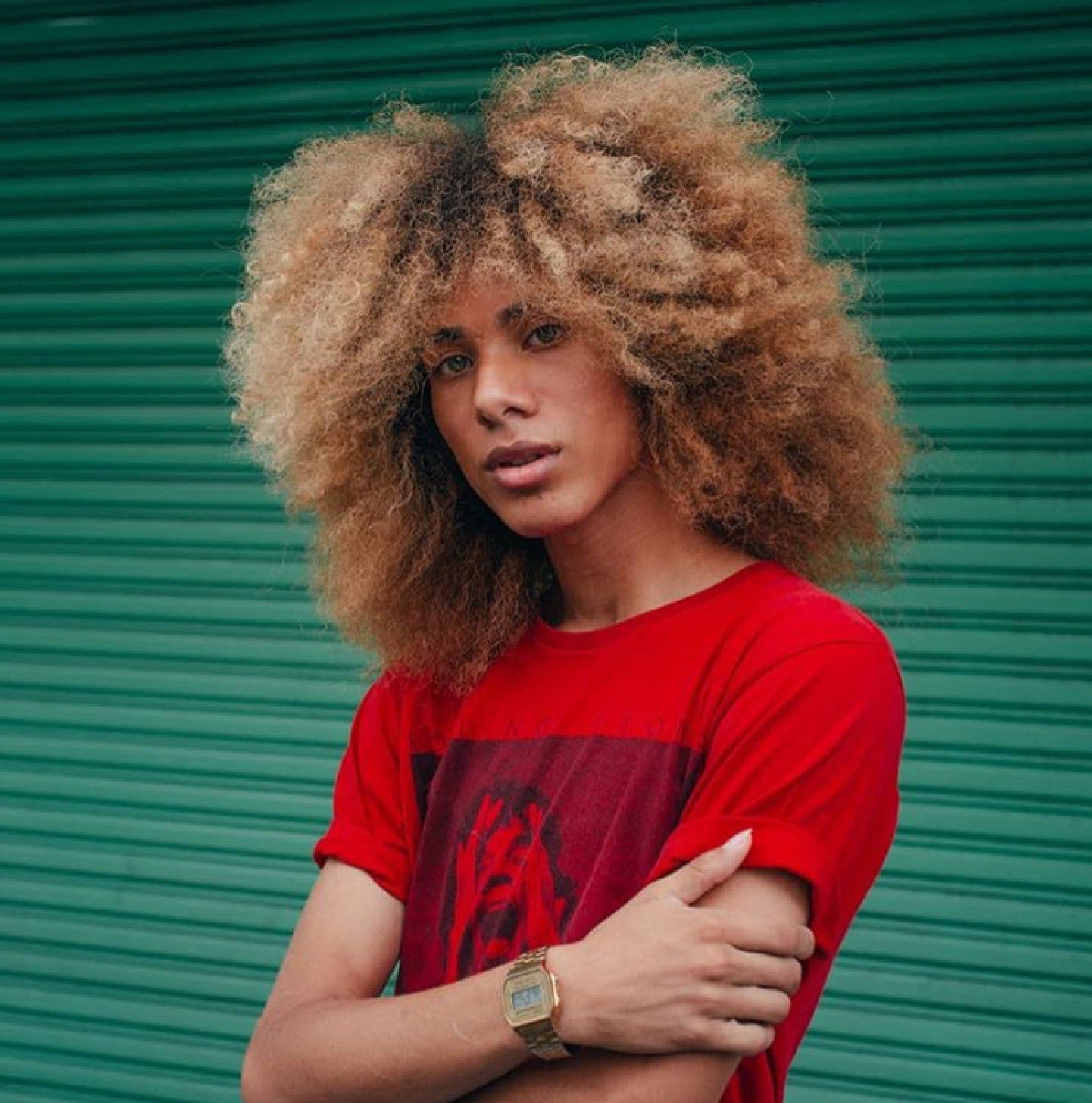 cabelo crespo masculino longo loiro