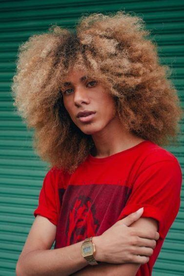 cabelo crespo masculino longo loiro