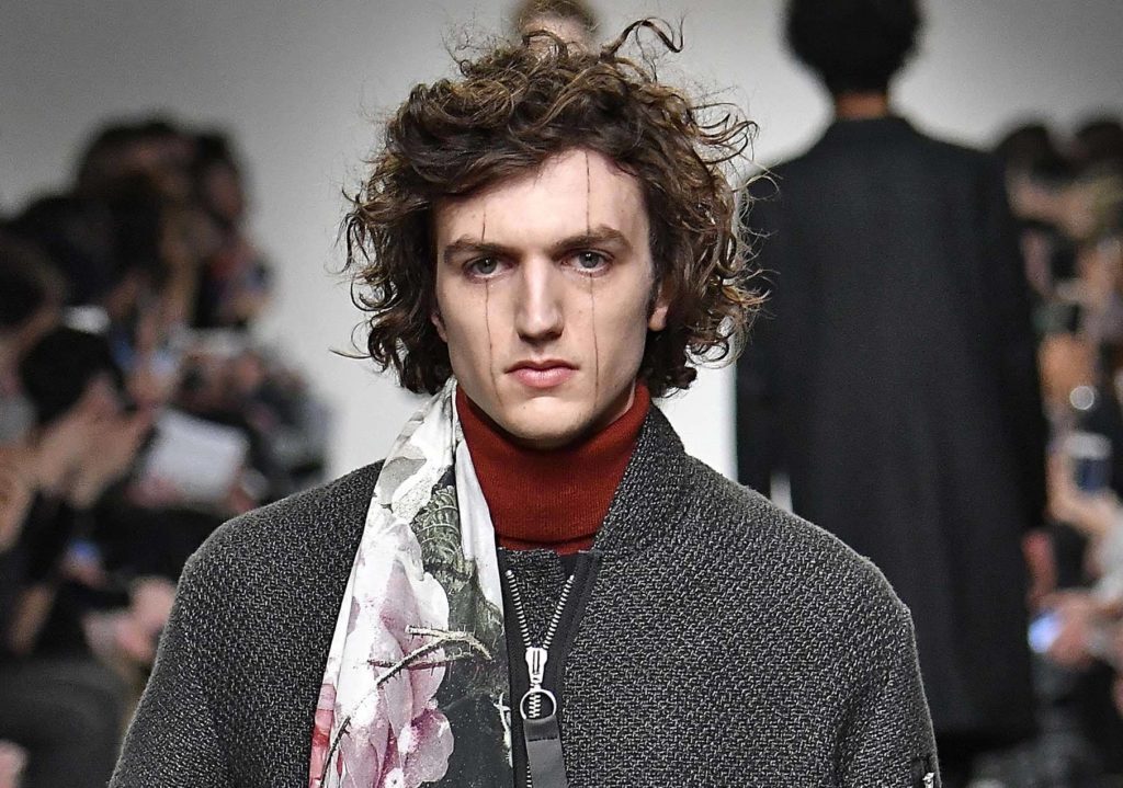 Homem com cabelos com textura para matéria sobre cabelo de rockeiro