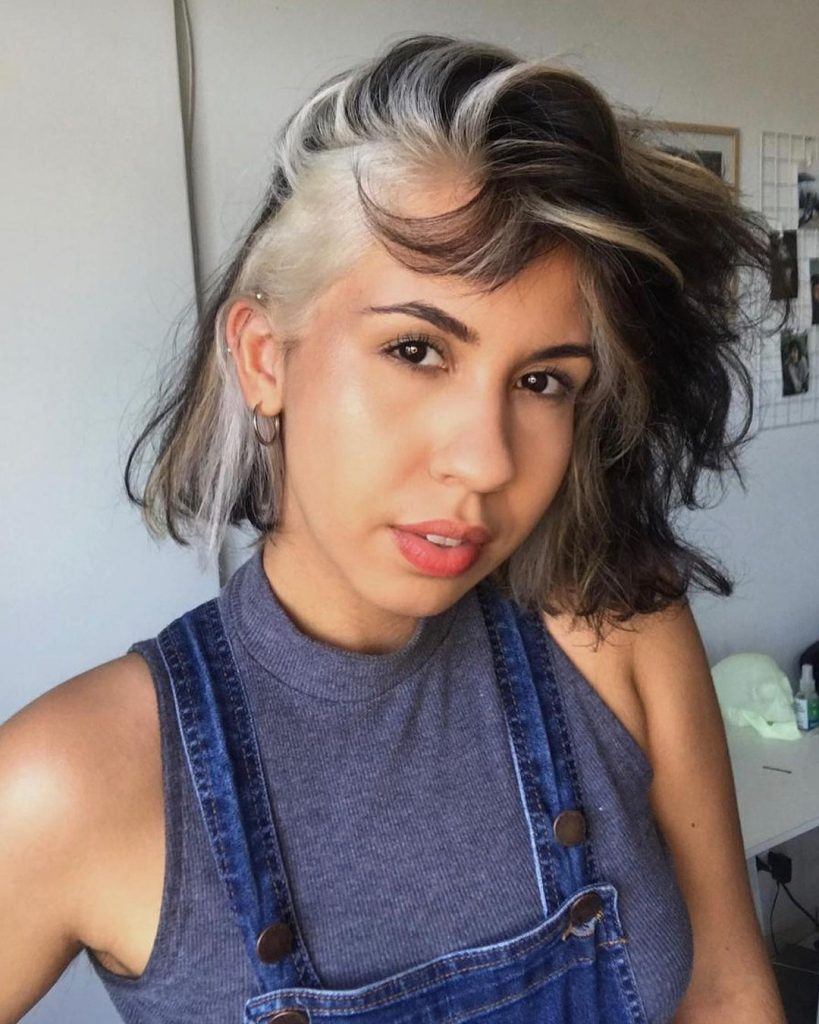 A influenciadora Ademara, com cabelo grunge com fios de baixo platinados