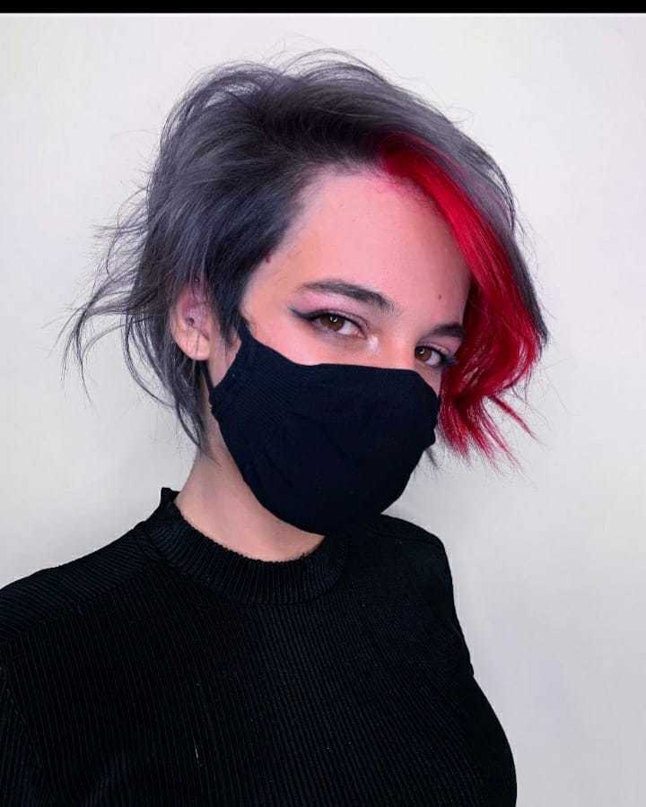 Franja colorida em cabelo grunge