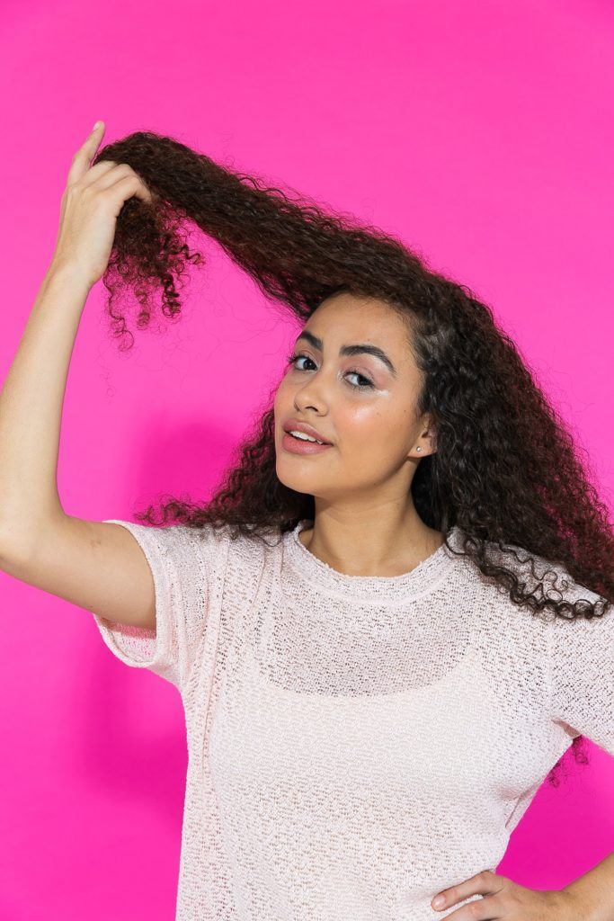 Separação de cabelo cacheado longo