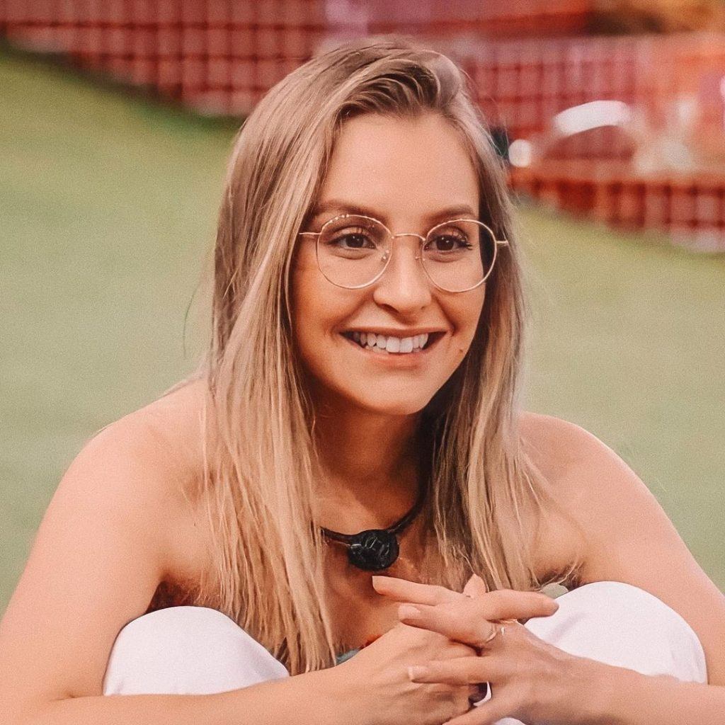 atriz carla diaz de óculos