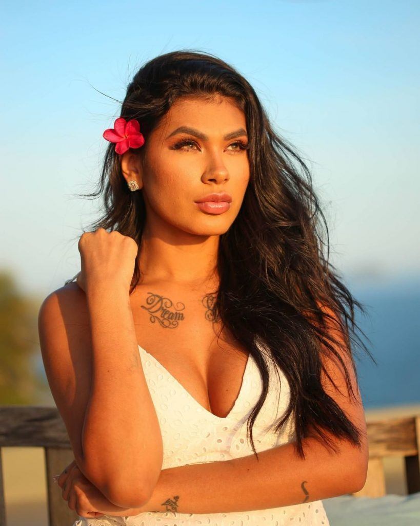 cantora pocah com flor no cabelo