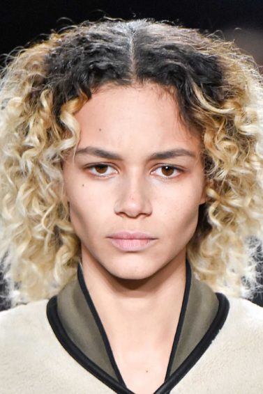 modelo com cabelo com químicas