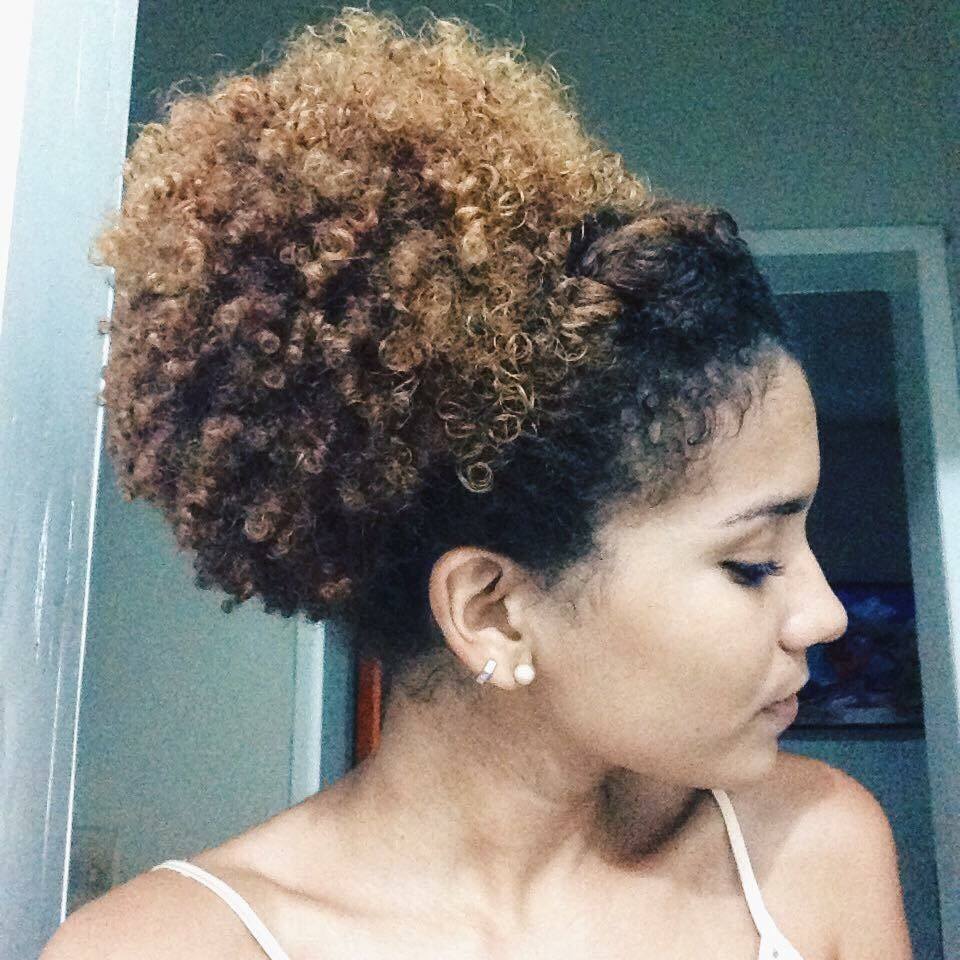 Cabelo crespo cacheado com pontas douradas