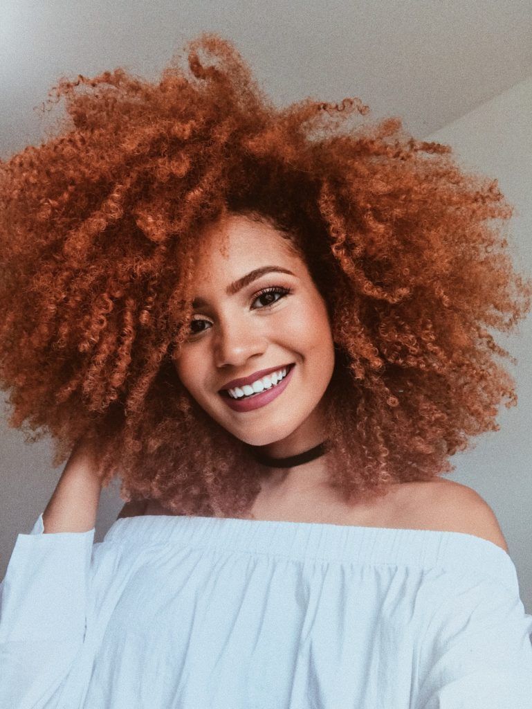 Cabelo crespo cacheado ruivo