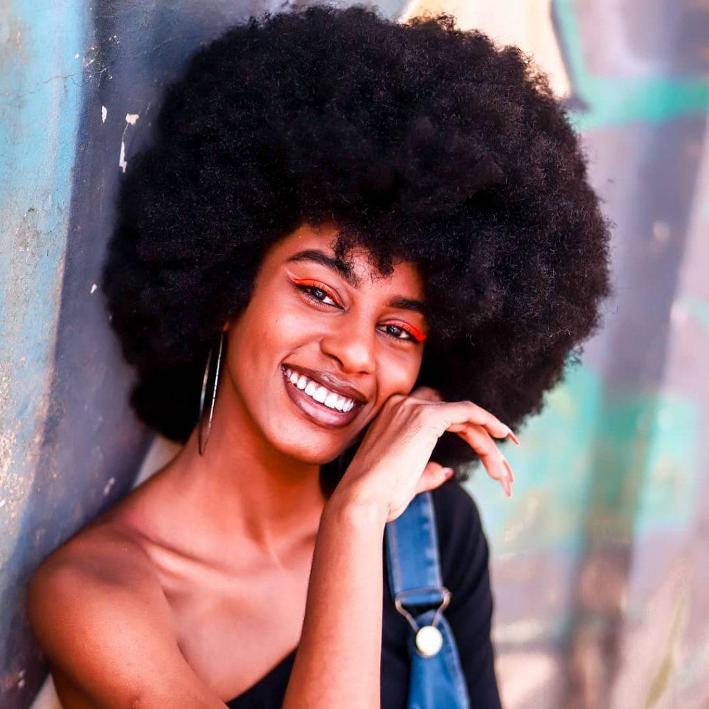 mulher com black power
