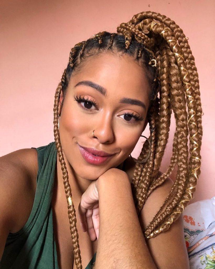 mulher com box braids loiras