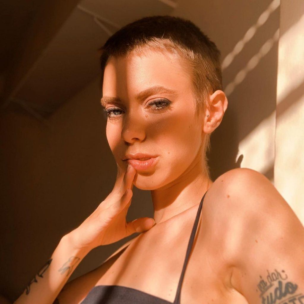 mulher com buzz cut