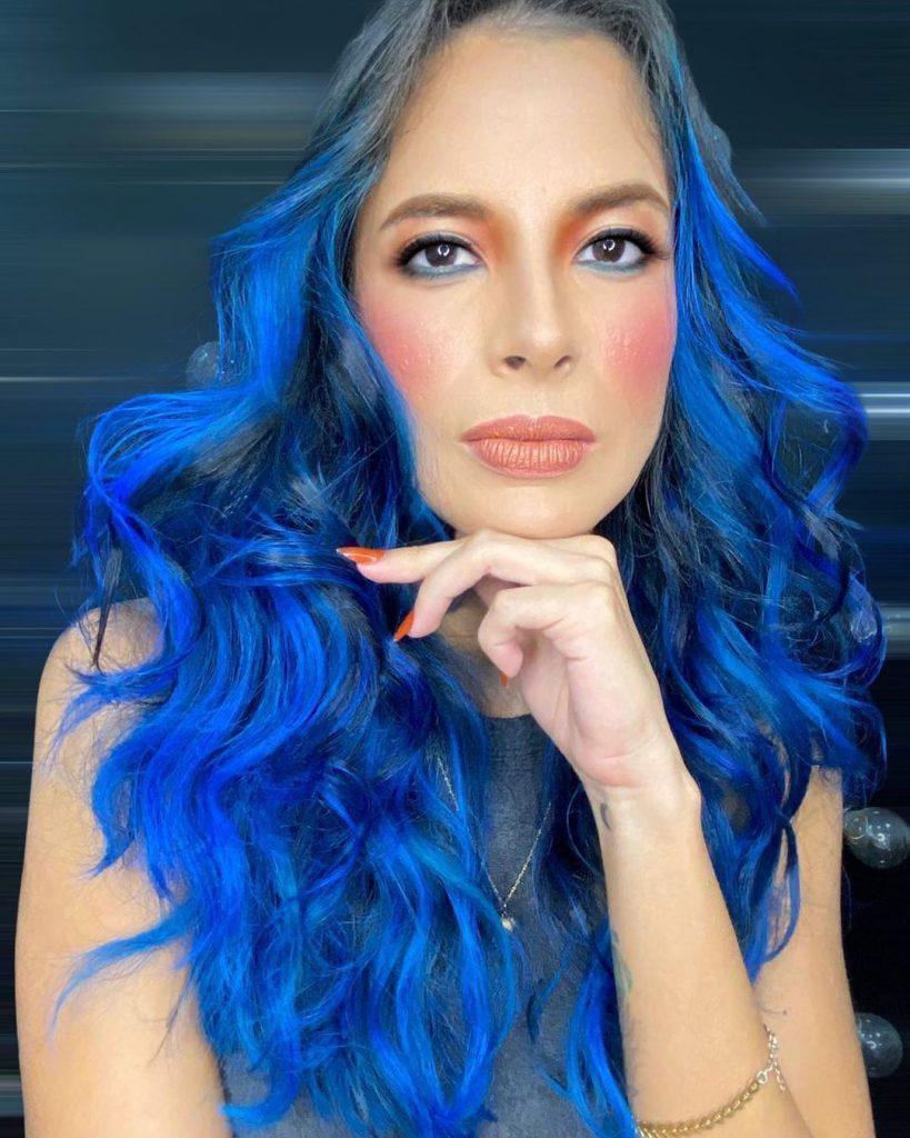 mulher com cabelo azul longo ondulado
