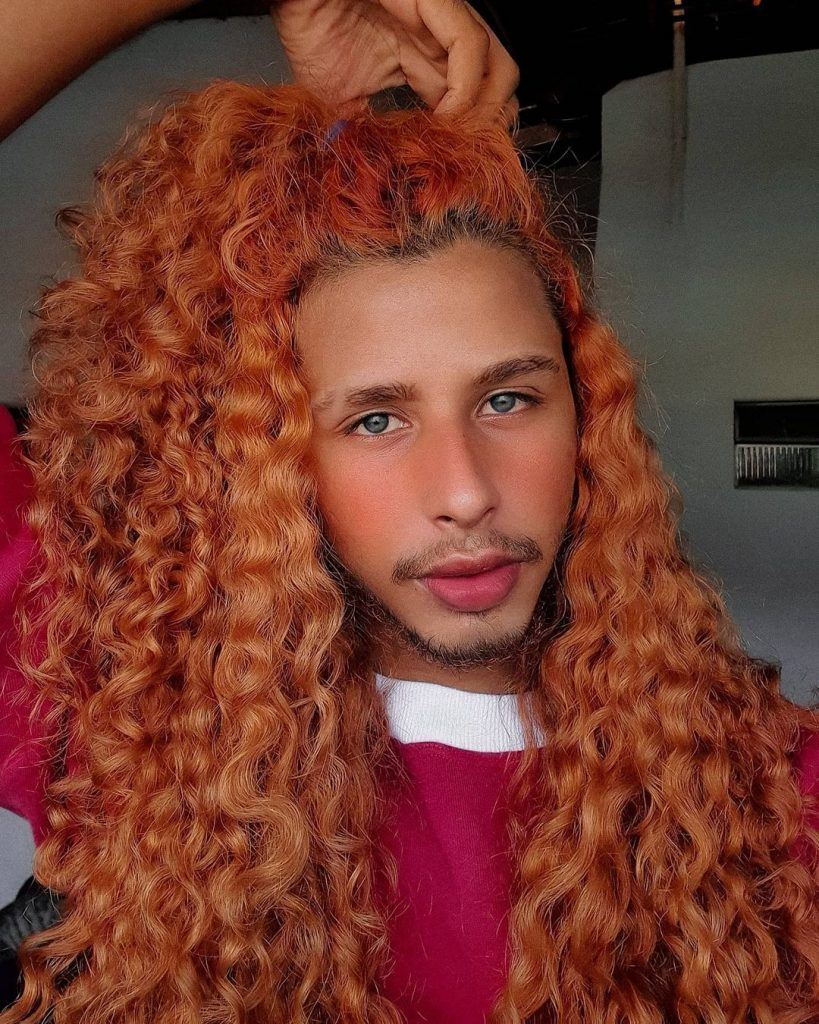 homem com cabelo ruivo longo e cacheado