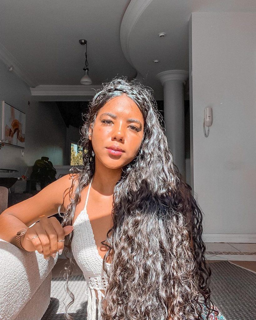mulher com cabelo longo cacheado