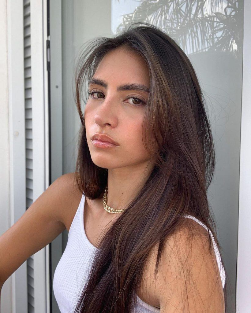mulher com cabelo liso e curtain bangs