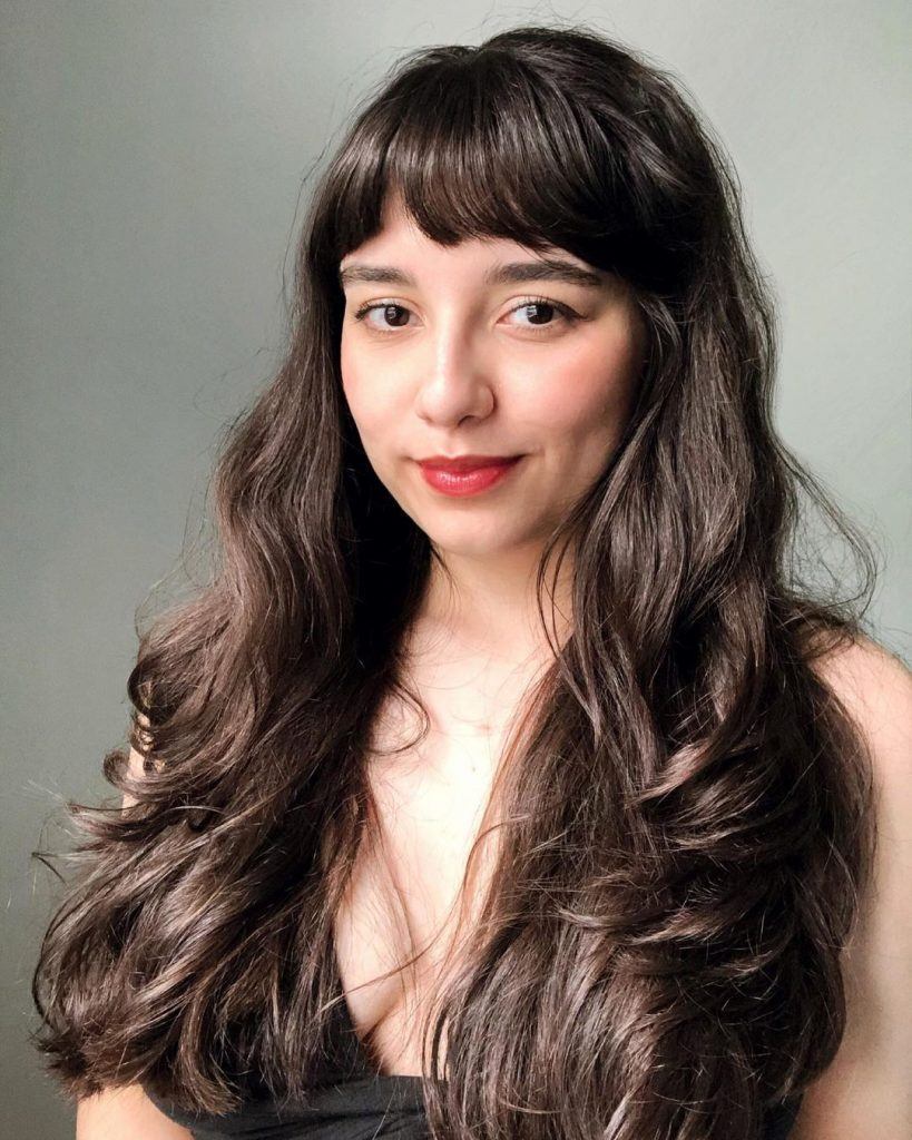 mulher com cabelo longo e franja