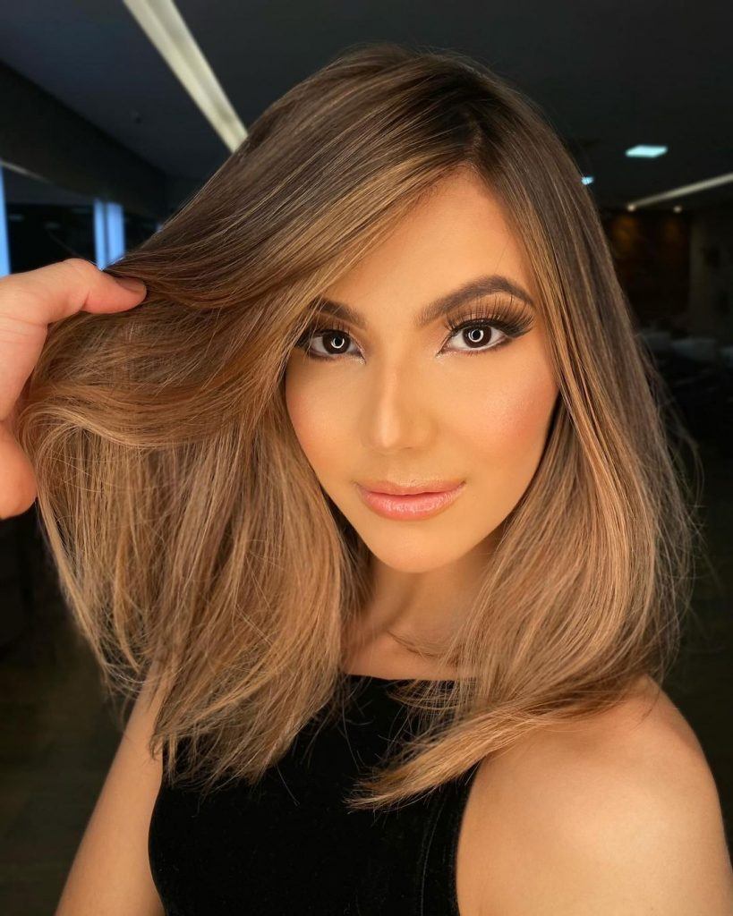 mulher com corte long bob e cabelo liso