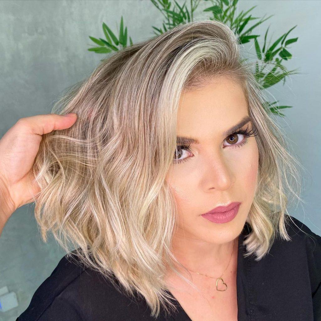 mulher com mechas no tom loiro perolado