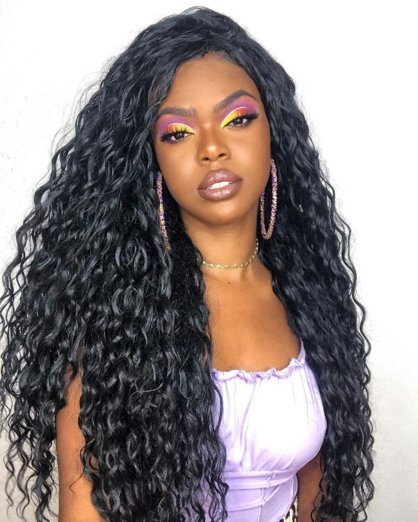 mulher com mega hair cacheado