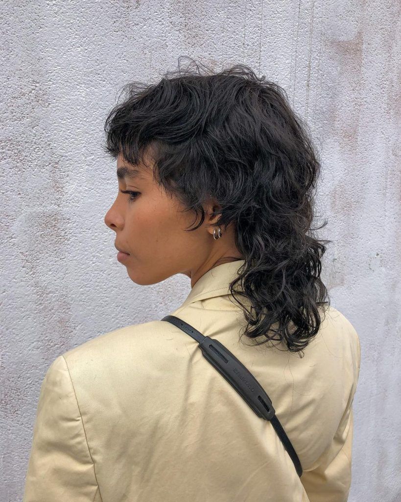 mulher com cabelo mullets