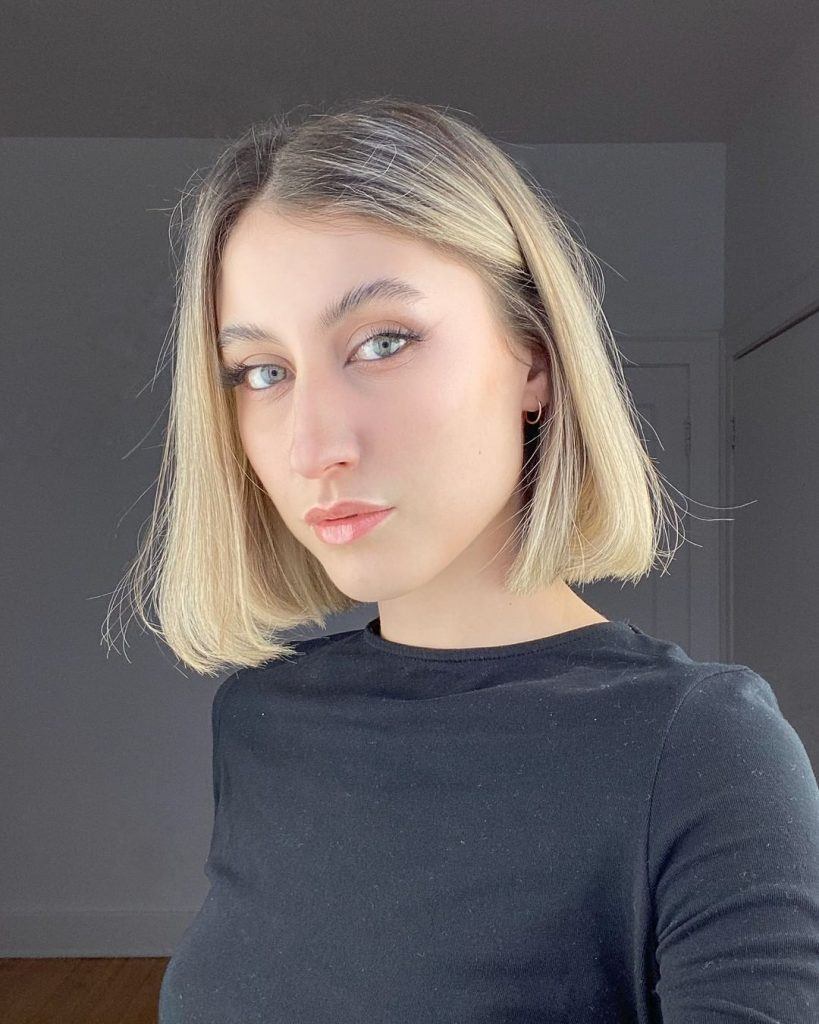 mulher com cabelo loiro e corte short bob