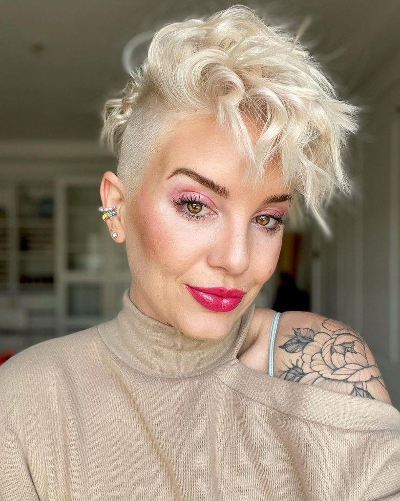 mulher com cabelo undercut loiro