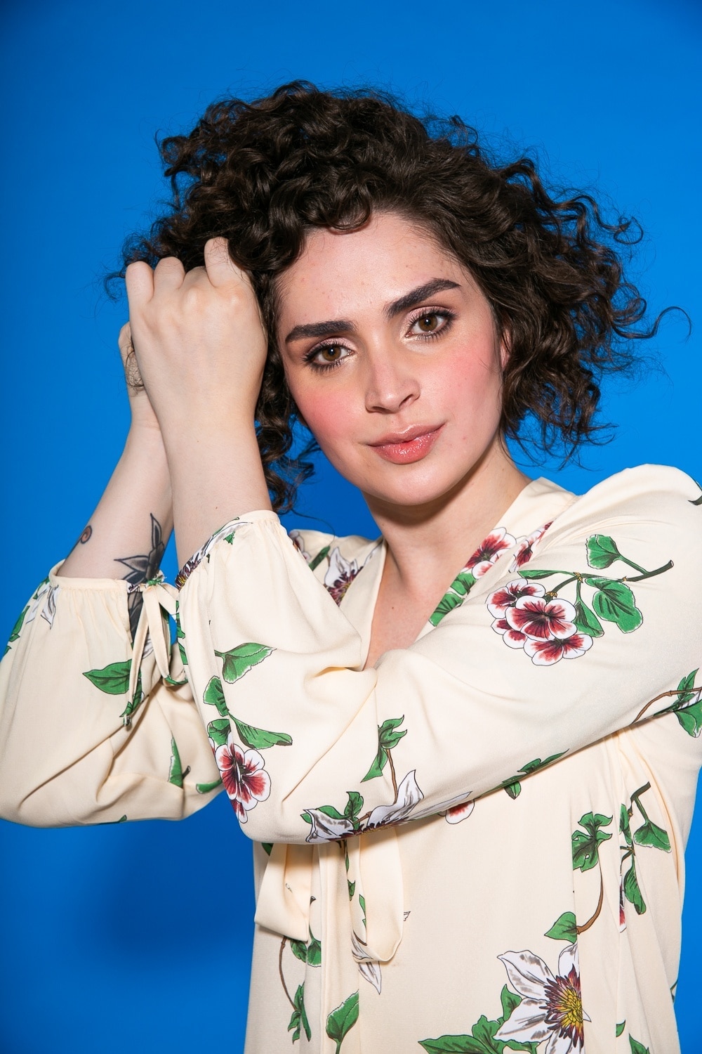 Modelo com cabelo cacheado curto castanho