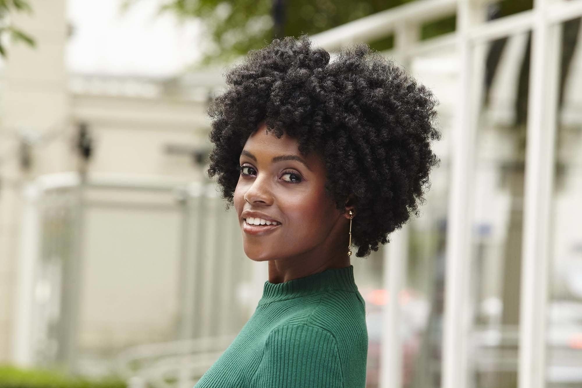 modelo com cabelo tipo 4
