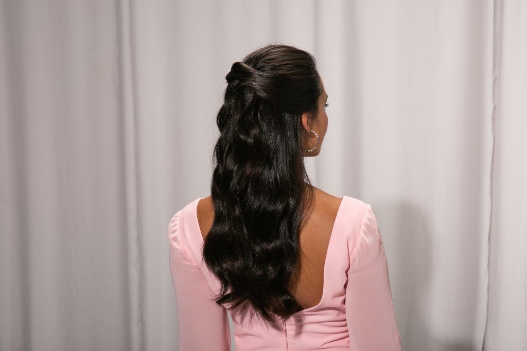 mulher com cabelo semipreso ondulado