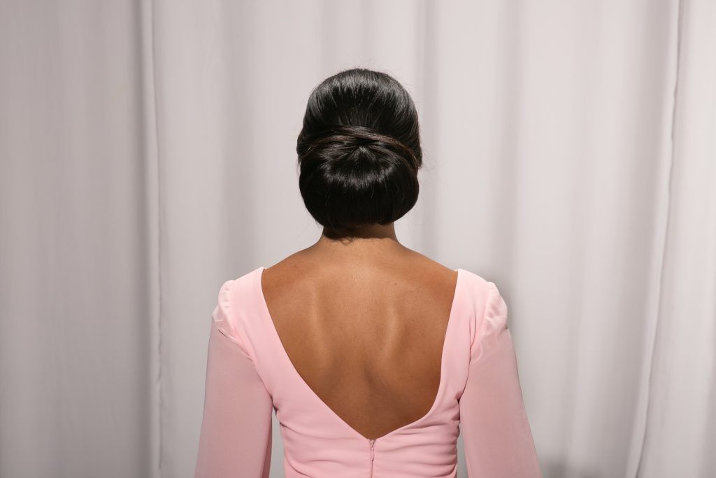 mulher com coque chignon