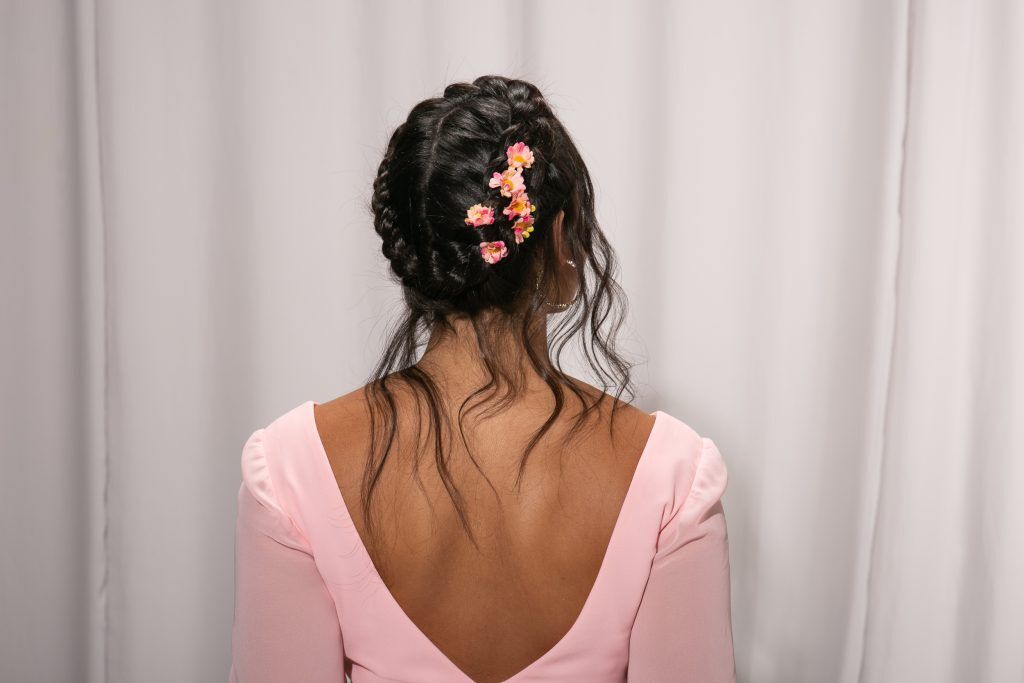 mulher com coroa de tranças com flores