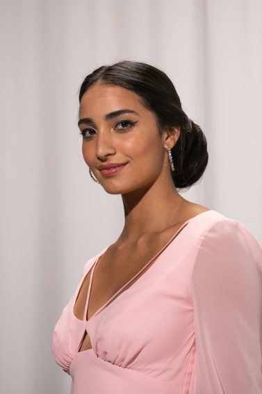 mulher de lado com coque chignon