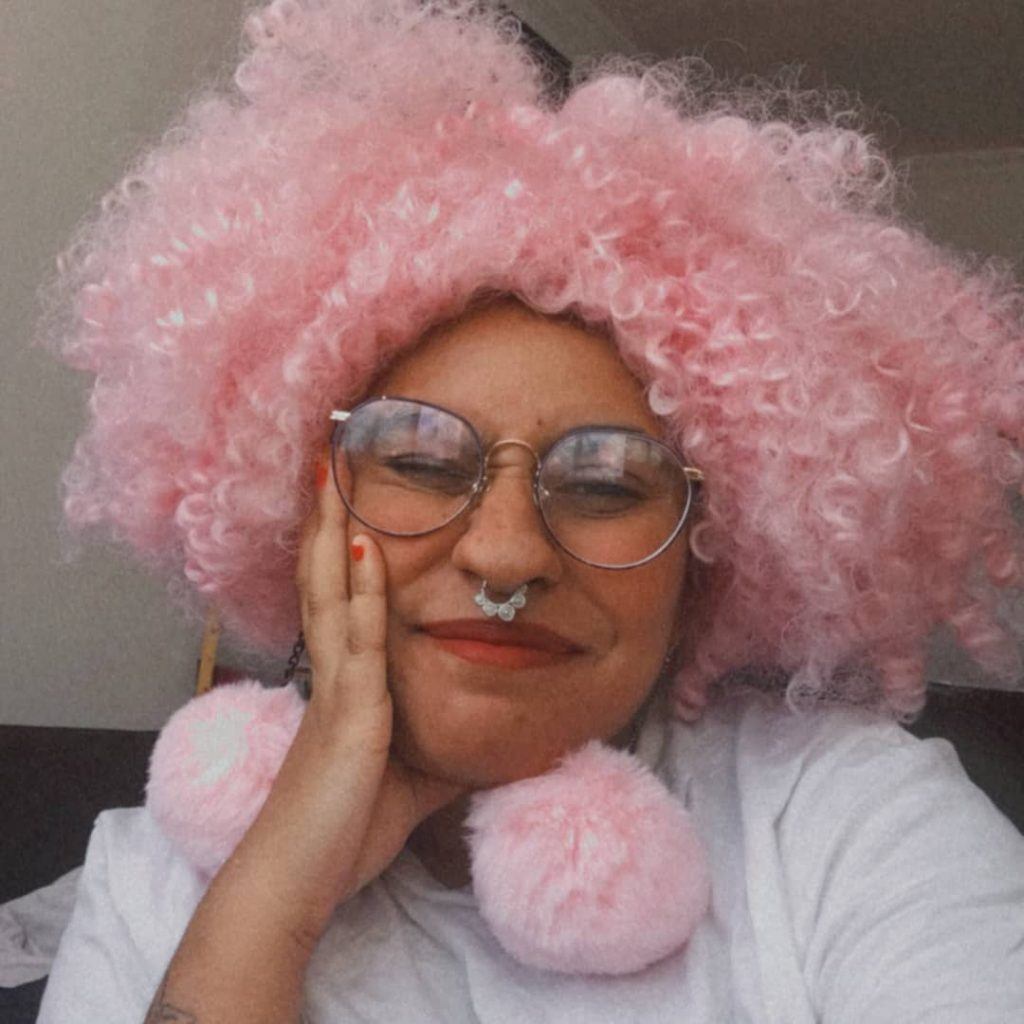 mulher com cabelo curto crespo cosa