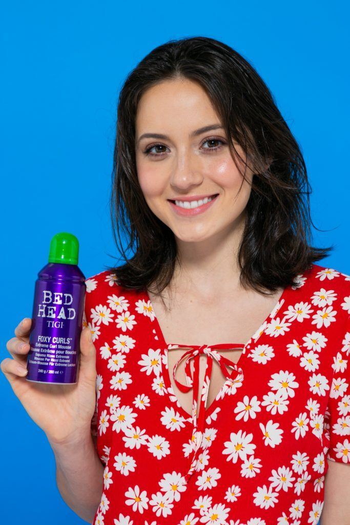 dando volume ao cabelo com mousse para pentear