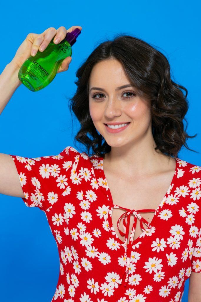 aplicando spray para fixação