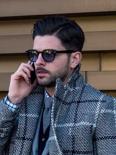 Homem com cabelos e barba pretos