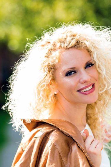 Como descolorir os cabelos: modelo com cabelo loiro