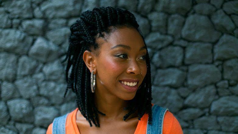 modelo de cabelo crespo com box braid em corte bob