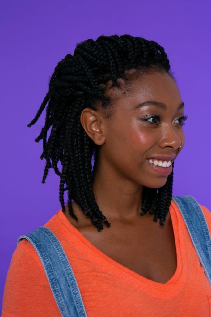 modelo de cabelo crespo com box braid em corte bob