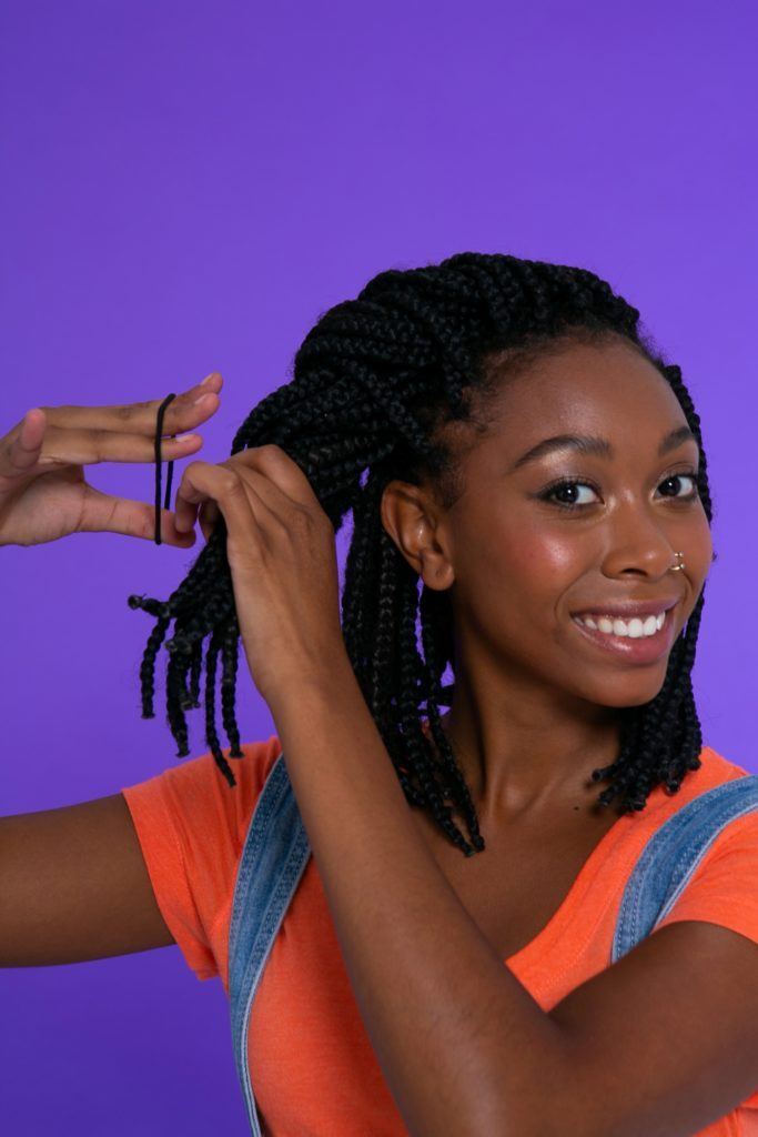 modelo de cabelo crespo com box braid em corte bob fazendo twist