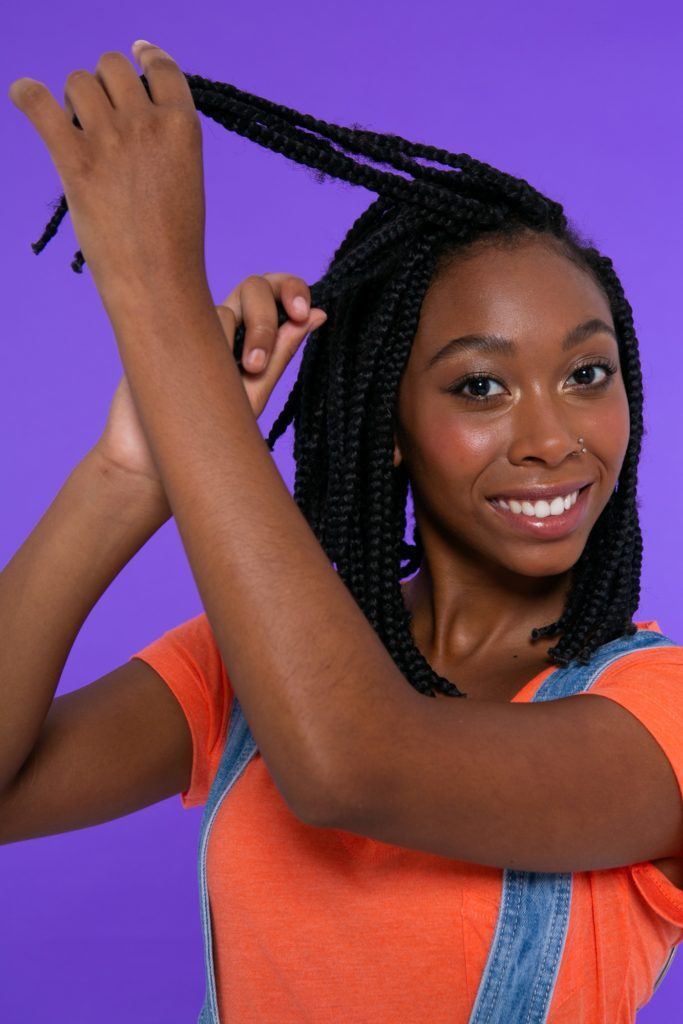 modelo de cabelo crespo com box braid em corte bob fazendo twist