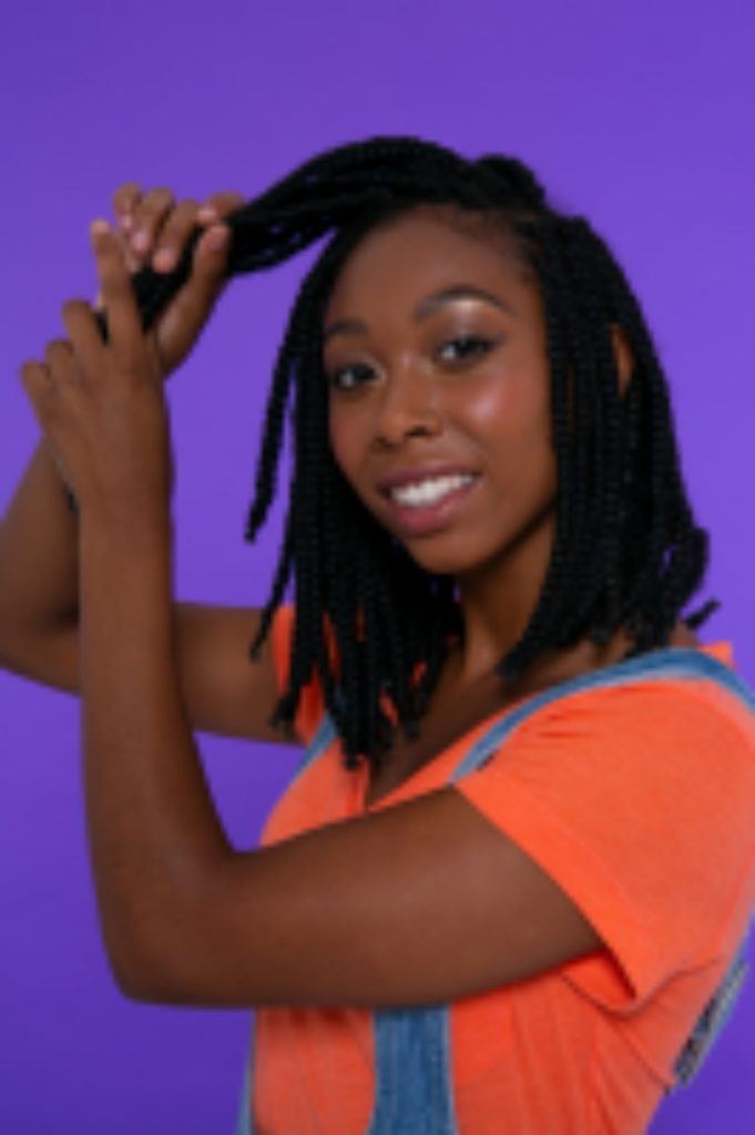modelo de cabelo crespo com box braid em corte bob com uma mecha