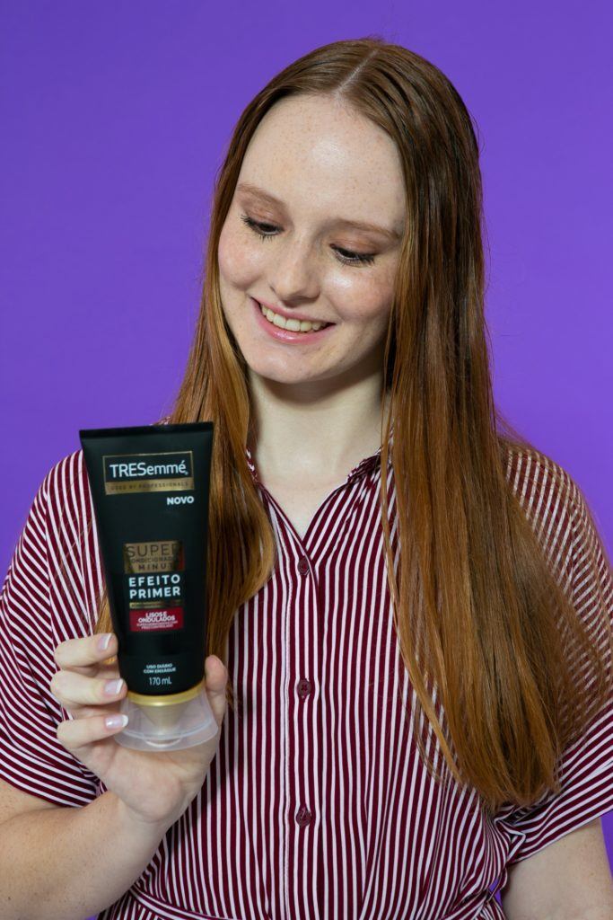 modelo de cabelo liso longa segura o Super Condicionador 1 minuto TRESemmé