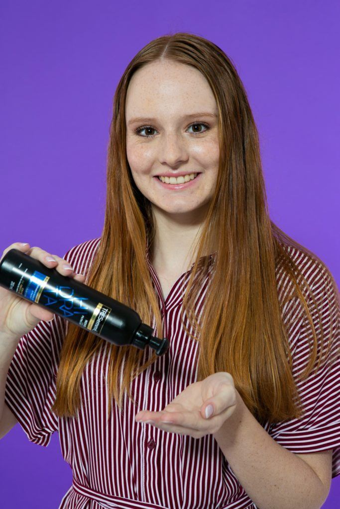 Modelo de cabelo longo segura o Creme de Pentear TRESemmé Hidrata.