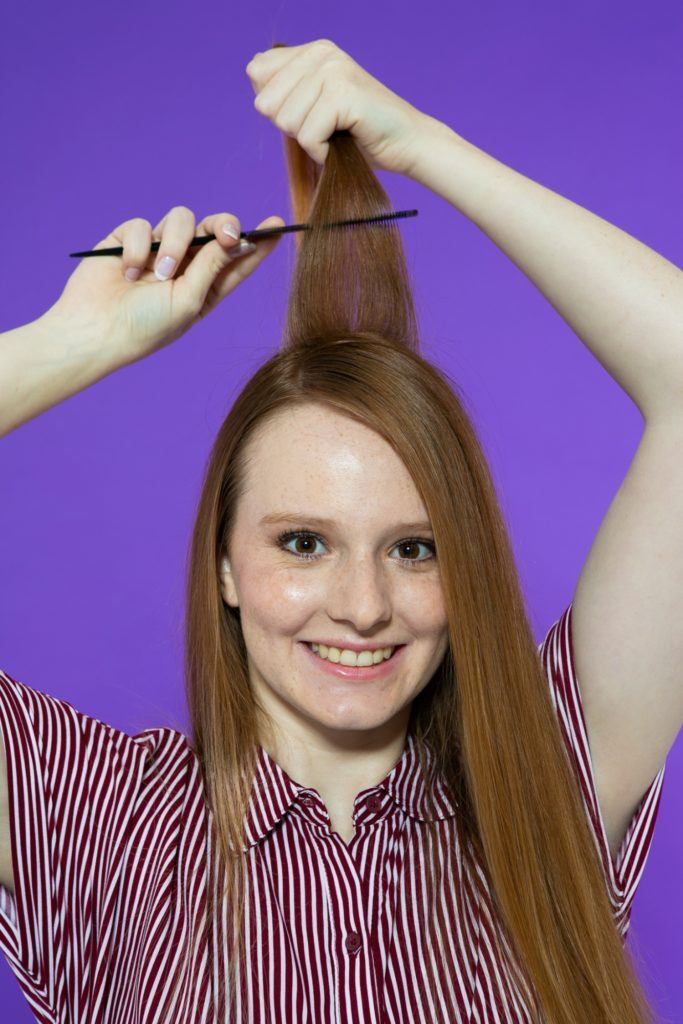 modelo de cabelo liso comprido desfiada os fios com pente fino.